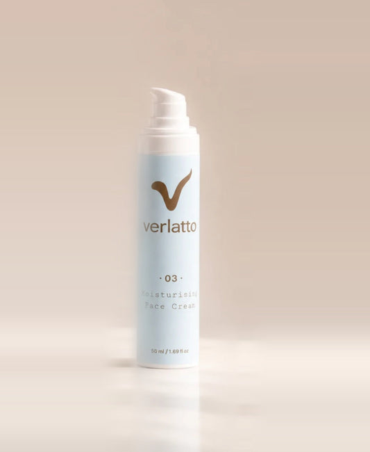 Verlatto Hydra Cream · Daily Moisturiser · 03 — bote sobre fondo crema