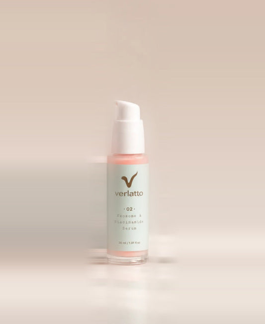 Verlatto Exosome & Niacinamide Serum · 02 — bote sobre fondo crema